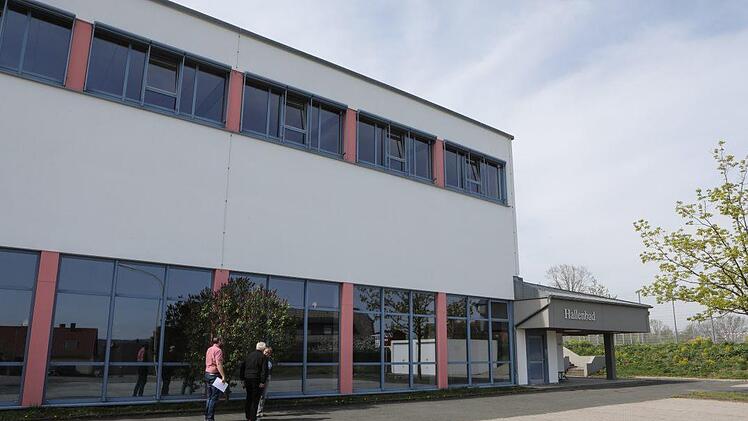 Das Bischberger Hallenbad -zumindest von außen in Schuss.Foto: Barbara Herbst
