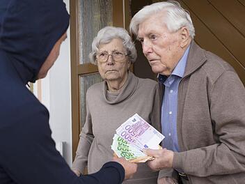 Die Polizei warnt: &Uuml;bergeben Sie niemals Geld oder Wertsachen an Unbekannte. Symbolfoto: Adobe Stock