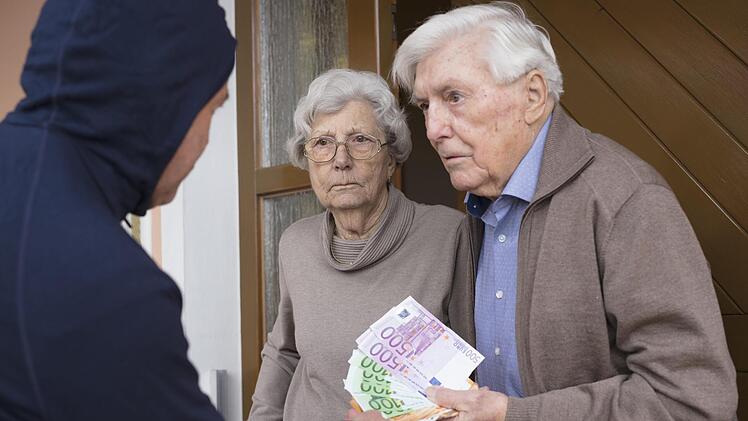 Die Polizei warnt: &Uuml;bergeben Sie niemals Geld oder Wertsachen an Unbekannte. Symbolfoto: Adobe Stock