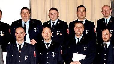 Die für 25 Jahre aktive Dienstzeit ausgezeichneten Feuerwehrleute mit dem Kreisbrandrat Ralf Dressel und Landrat Wilhelm Schneider (vorne von links) sowie dem Eltmanner Bürgermeister Michael Ziegler (rechts)