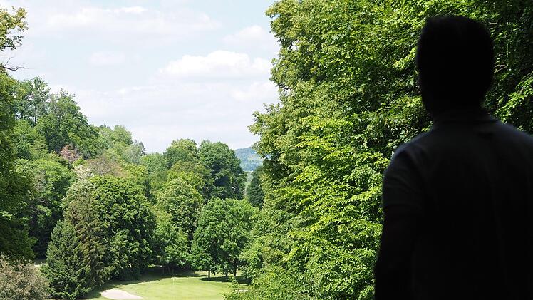 Vom Abschlag auf der Bahn 9 bietet sich ein wunderbarer Blick. Neben den Bunkern ist auch die unterhalb fließende Saale ein Hindernis für den Golf-Sportler. Foto: Jürgen Schmitt