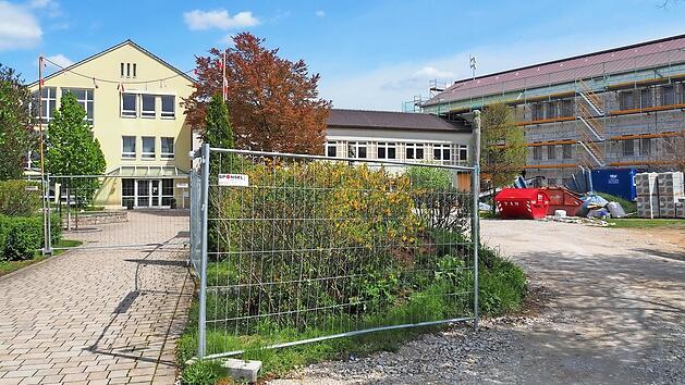 Rund 2,2 Millionen Euro investiert der Markt Hirschaid in diesem Jahr in seine Schulen. Ein gro&szlig;er Anteil davon geht in die Sanierung und Erweiterung der Grund- und Mittelschule Hirschaid.