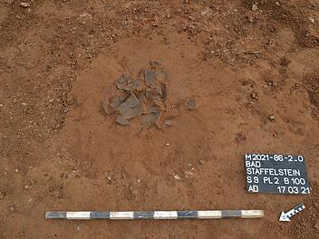 Scherben und Verfärbungen von Zaunpfosten lassen keine Zweifel: Auf dem Baugebiet in Bad Staffelstein stand vor über 3000 Jahren eine ganze Siedlung. Scherben und Verfärbungen von Zaunpfosten lassen keine Zweifel: Auf dem Baugebiet in Bad Staffelstein stand vor über 3000 Jahren eine ganze Siedlung.