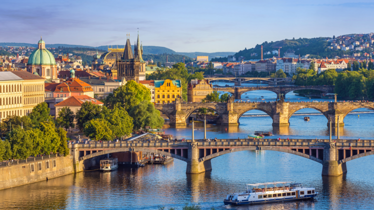 Eine Bootsfahrt auf der Moldau ist für viele Prag-Touristen ein Traum.
