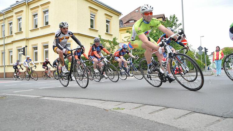Die Jedermänner legen sich in die Kurve.