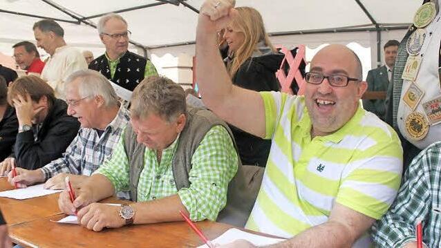 Die Teilnehmer ihrer schwierigen Aufgabe - Pablo Brun (rechts) jubelt, denn er hat eine Biersorte identifiziert.