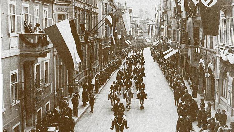 Aufmarsch in der Ludwigsstraße. Foto: Edi Hahn, Historische Postkarten