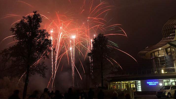 Zum Jahreswechsel 2016/2017 haben viele Kissinger den Blick auf das Feuerwerk genossen. Ein besonderes Lichterspektakel war von der Therme aus zu sehen. Glitzernde Sterne und leuchtende Fontänen lockten bei minus sieben Grad ins Freie. Foto: Peter Rauch