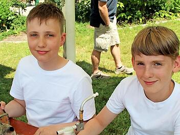 Justus (l.) und Henning erklären die Geräte, die ein Imker benötigt.