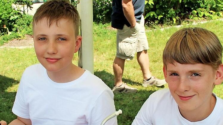 Justus (l.) und Henning erklären die Geräte, die ein Imker benötigt.