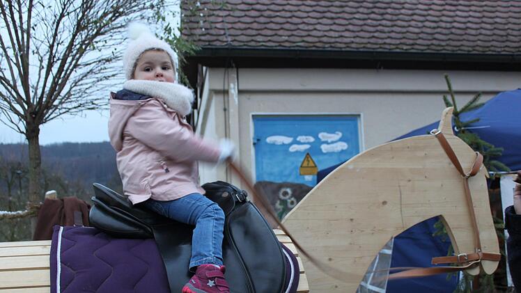 Leni Messingschlager gibt dem Holzpferd die Sporen.
