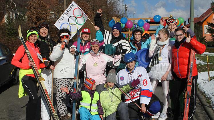 Als aktive Wintersportler die Damen aus Breitbrunn mit Ski, Bob und Eishockeyutensilien von der Olympiade zurück.
