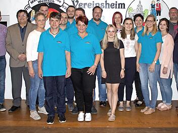 Der neue Vorstand der Volkstanzgruppe Welitsch: 1. Vorsitzende Heidi Fahnert (vorne 3. v. l.) - mit im Bild 2. Bürgermeister Wolfgang Förtsch (hinten 2. von links) Foto: K.- H. Hofmann