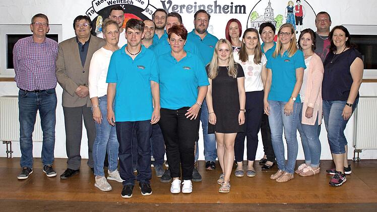 Der neue Vorstand der Volkstanzgruppe Welitsch: 1. Vorsitzende Heidi Fahnert (vorne 3. v. l.) - mit im Bild 2. Bürgermeister Wolfgang Förtsch (hinten 2. von links) Foto: K.- H. Hofmann
