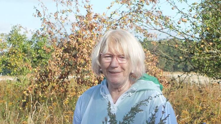 Agnes Graf mit Kr&auml;uternManfred Welker