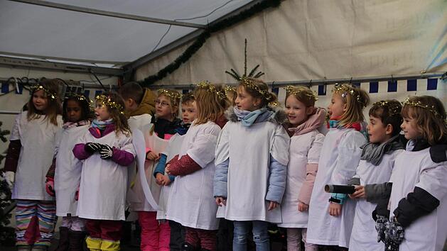 Die Kinder erz&auml;hlten, sangen und spielten eine Weihnachtsgeschichte. Fotos: Karina Brock