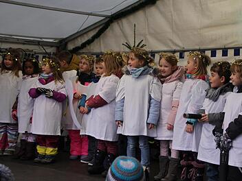 Die Kinder erzählten, sangen und spielten eine Weihnachtsgeschichte. Fotos: Karina Brock