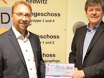 Uwe Stegner, Inhaber der Rodach-Apotheke (r.), übergibt den Scheck an Steffen Coburger vom Awo-Sozialzentrum Redwitz. Foto: Thomas Micheel