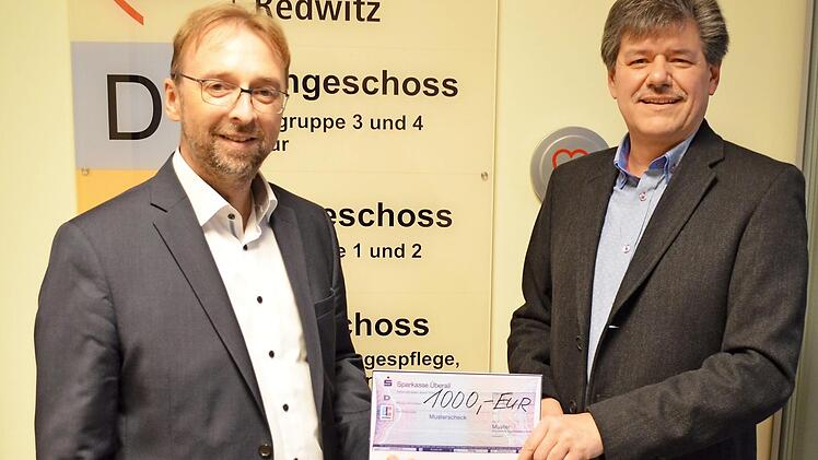 Uwe Stegner, Inhaber der Rodach-Apotheke (r.), übergibt den Scheck an Steffen Coburger vom Awo-Sozialzentrum Redwitz. Foto: Thomas Micheel