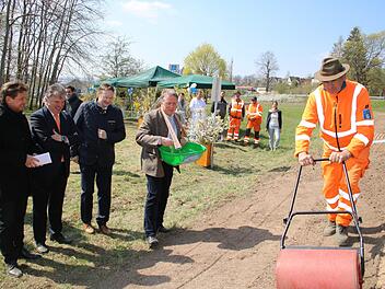 Die Aussaat ist erfolgt: Zwischen Siedenhof und Kulmbach entsteht entlang des Radwegs ein 1,4 Kilometer langer Bienen-Highway. Foto: Jürgen Gärtner