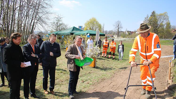 Die Aussaat ist erfolgt: Zwischen Siedenhof und Kulmbach entsteht entlang des Radwegs ein 1,4 Kilometer langer Bienen-Highway. Foto: Jürgen Gärtner