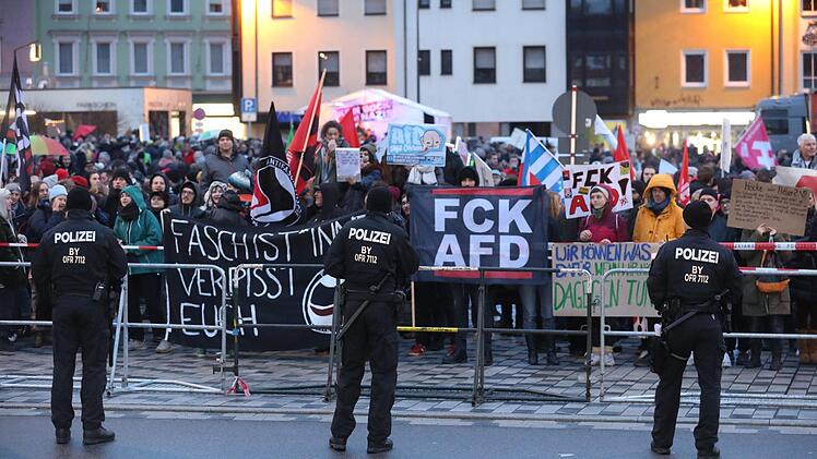 ... Demonstranten vor der Halle.  Fotos: Bodo Schackow, dpa