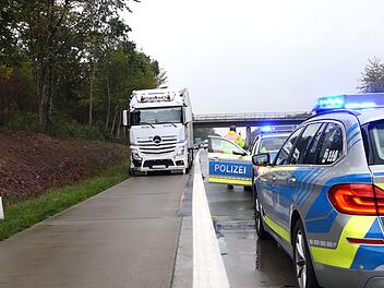 Schwerer Unfall auf der A9: Kleintransporter kracht in Sattelzug