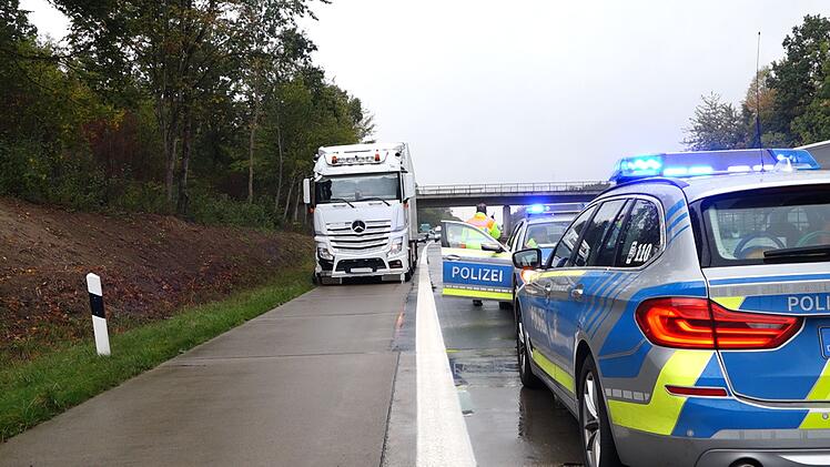 Schwerer Unfall auf der A9: Kleintransporter kracht in Sattelzug