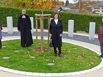 Pfarrer Pater Adrian Manderla (von links), Pfarrer Hans-Jürgen Müller, Frauen-Unions-Vorsitzende Margareta Schoberth und Bürgermeister Franz Uome vor dem neuen Urnenfeld  Foto: Klaus-Peter Wulf