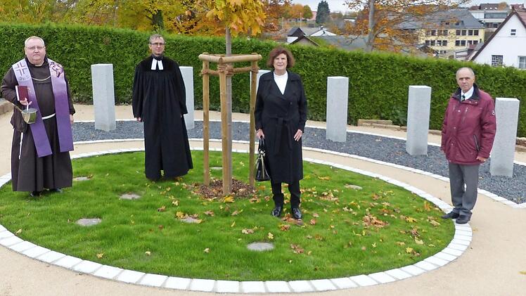 Pfarrer Pater Adrian Manderla (von links), Pfarrer Hans-Jürgen Müller, Frauen-Unions-Vorsitzende Margareta Schoberth und Bürgermeister Franz Uome vor dem neuen Urnenfeld  Foto: Klaus-Peter Wulf