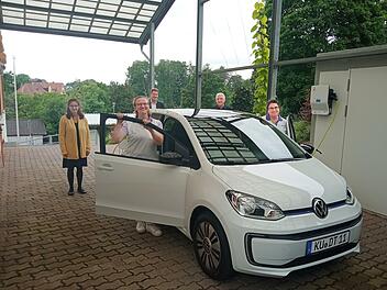 Dekanin Martina Beck, Diana Pausch, Michael Eckenberger von Motor Nützel, Norbert Lawatsch und Anita Gareis mit dem neuen Auto der Thurnauer Diakoniestation
