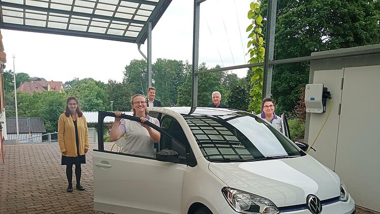 Dekanin Martina Beck, Diana Pausch, Michael Eckenberger von Motor Nützel, Norbert Lawatsch und Anita Gareis mit dem neuen Auto der Thurnauer Diakoniestation