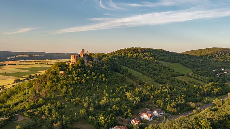 Die Burgruine Trimburg im Abendlicht: Von dieser Burg soll ein Geheimgang bis zur Burg Botenlauben verlaufen sein. Beweise gibt es daf&uuml;r nicht.