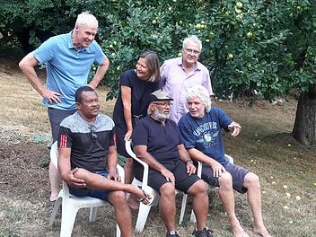 Die Bad Brückenauer Gerd und Martina Kirchner sowie Andreas Dylla (hinten von rechts) freuen sich über den Besuch ihrer Gäste Michael Scholze, Iran Alves da Silva und Edson de Oliveira e Silva (vorne, von rechts). Foto: Rolf Pralle