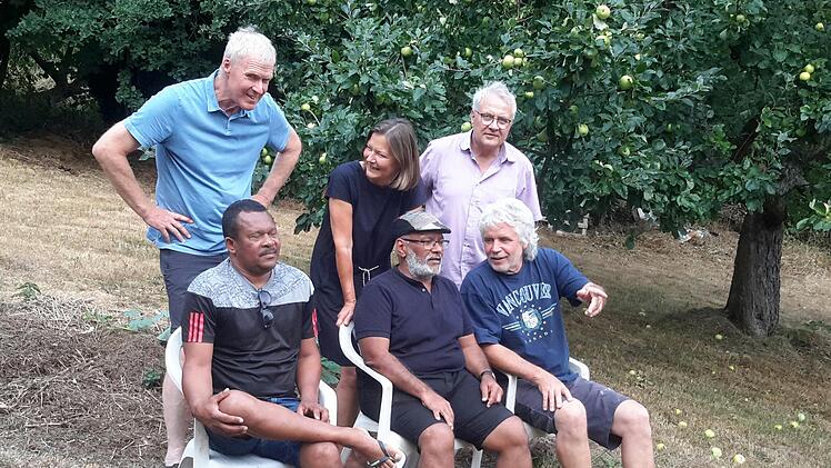 Die Bad Brückenauer Gerd und Martina Kirchner sowie Andreas Dylla (hinten von rechts) freuen sich über den Besuch ihrer Gäste Michael Scholze, Iran Alves da Silva und Edson de Oliveira e Silva (vorne, von rechts). Foto: Rolf Pralle