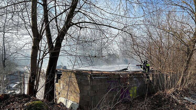 Scheune in Vollbrand: Gebäude bereits zum Teil eingestürzt