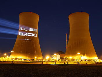 Atomkraftwerk Grafenrheinfeld: Nuklearia projiziert Video an Kühltürme - vor geplanter Sprengung Atomkraftwerk Grafenrheinfeld: Nuklearia projiziert Video an Kühltürme - vor geplanter Sprengung