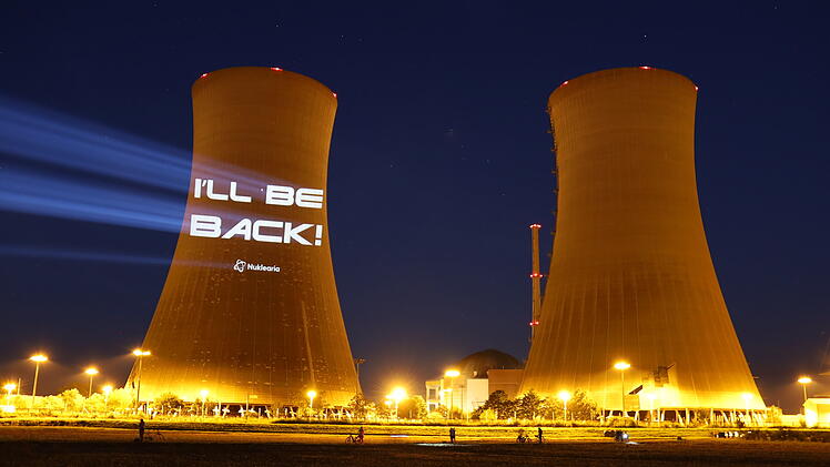 Atomkraftwerk Grafenrheinfeld: Nuklearia projiziert Video an Kühltürme - vor geplanter Sprengung