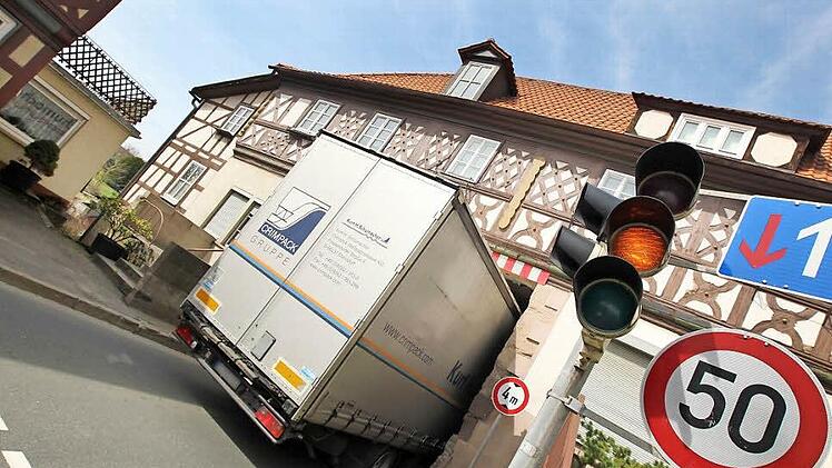 Die großen, schweren Lastwagen setzen den Kellern zu. "Der Verkehr hat einen exorbitant großen Anteil an den Schäden", sagt Bernhard Häck. Die Durchfahrt im Torhaus in Marktzeuln wurde über einen Meter tiefer gelegt, damit auch große Laster hindurch passen. Fotos: Tim Birkner