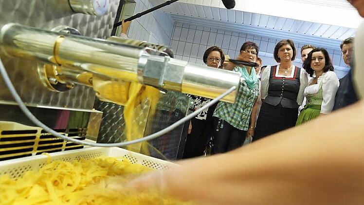 Paula Vogler (links) erklärt Bundesministerin Ilse Aigner (Mitte) die Nudelproduktion. Fotos: Arkadius Guzy