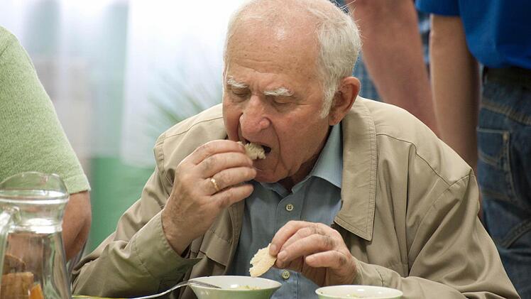 or allem viele ältere Menschen in der Ukraine sind auf die Unterstützung aus Deutschland angewiesen. Für viele ist das Essen in der Suppenküche die einzige Mahlzeit am Tag.  Fotos: privat