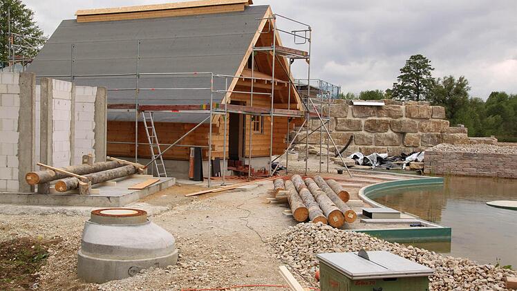 Der Rohbau der Banja-Sauna mit der Sandsteinquader-Wand, über die künftig ein Wasserfall sprudeln wird