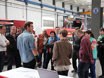 Engagiert stellten die Auszubildenden, hier Alexander Schmidt als Technischer Produktdesigner, beim Familientag in Memmelsdorf ihre Ausbildungsberufe vor. Foto: Rösler