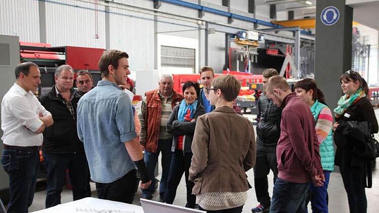 Engagiert stellten die Auszubildenden, hier Alexander Schmidt als Technischer Produktdesigner, beim Familientag in Memmelsdorf ihre Ausbildungsberufe vor. Foto: Rösler