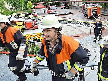 Über 20 Organisationen - von der Feuerwehr bis zum Notarzt - packten bei dem Übungseinsatz auf Burg Rabenstein mit an. Fotos: Feuerwehr