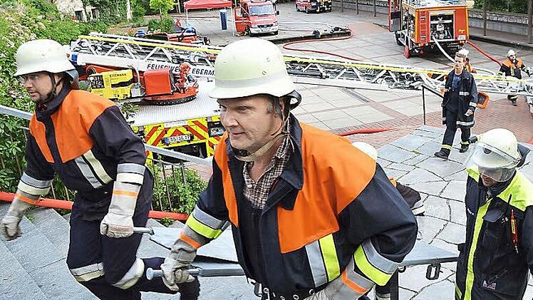 Über 20 Organisationen - von der Feuerwehr bis zum Notarzt - packten bei dem Übungseinsatz auf Burg Rabenstein mit an. Fotos: Feuerwehr
