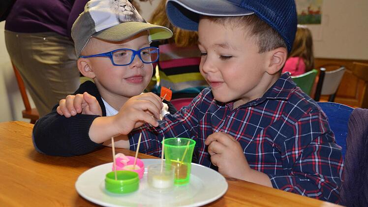 Nicht nur die Erwachsenen hatten Spaß beim diesjährigen Pfarrfest, auch die Kleinen. Sie durften Früchte und Gemüse mit allen Sinnen erforschen. Hier testen Lorenz (rechts) und Titus, wie ein Stück Paprika riecht.  Foto: Kathrin Kupka-Hahn