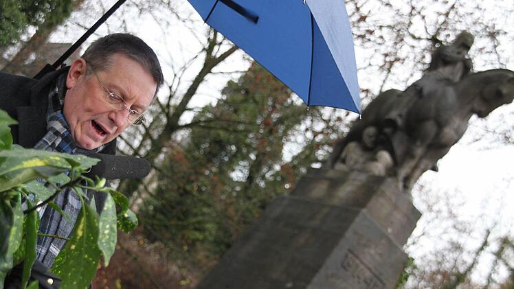 "Liegt der Krieg unausrottbar in der Natur des Menschen", fragte sich Oberbürgermeister Henry Schramm vor dem Mahnmal mit Blick auf die Kriege und Terroranschläge in dieser Welt.