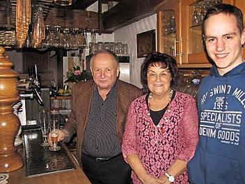 Hinter seinem Tresen fühlt sich das Coburger Original Edmund Sauerbrey am wohlsten. An seinem 80. Geburtstag gab es tatkräftige Unterstützung von Ehefrau Renate und Enkel Mirco.  Foto: Martin Koch