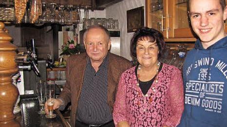Hinter seinem Tresen fühlt sich das Coburger Original Edmund Sauerbrey am wohlsten. An seinem 80. Geburtstag gab es tatkräftige Unterstützung von Ehefrau Renate und Enkel Mirco.  Foto: Martin Koch